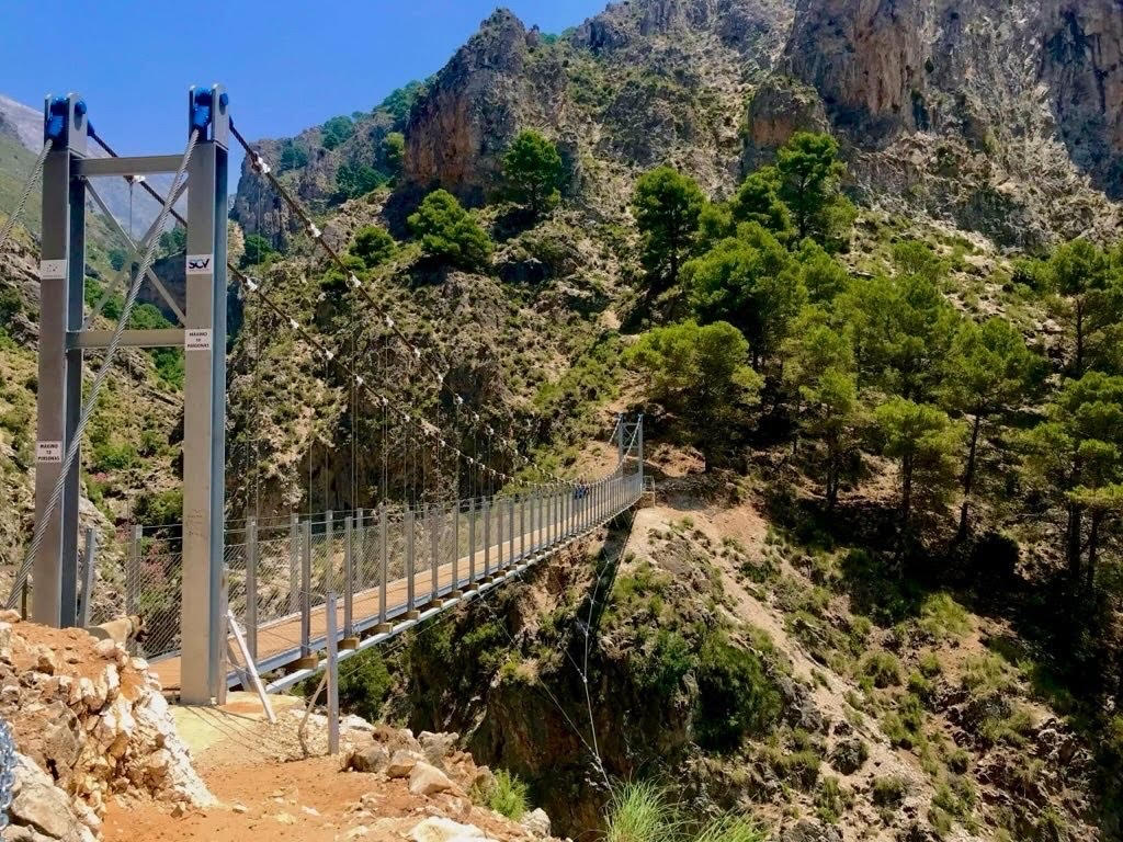 Un puente en una montaña Descripción generada automáticamente con confianza media