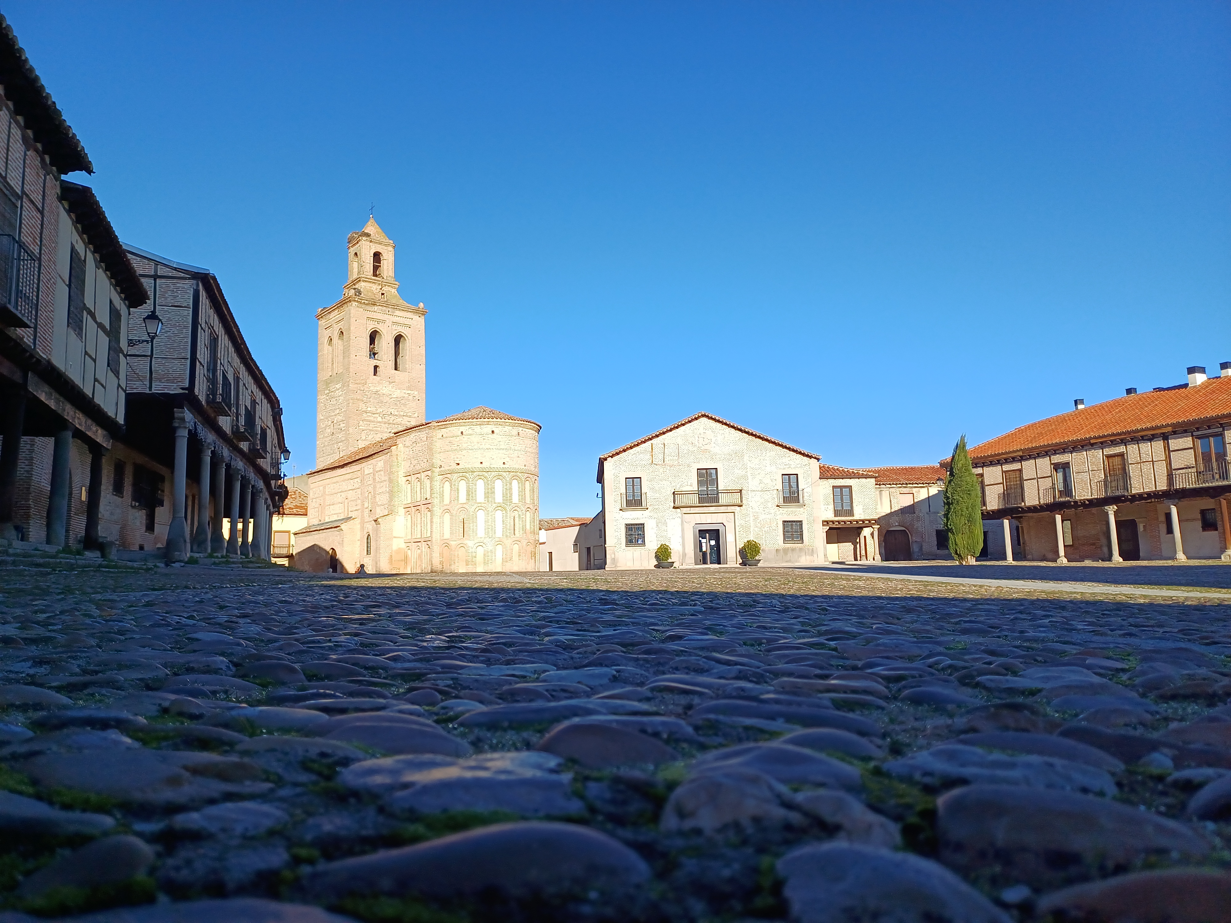 Plaza de la Villa e iglesia de Santa María la Mayor en Arévalo
