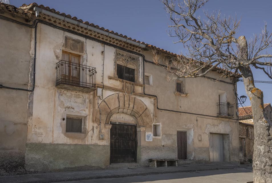 Fachada de la Casa de La Sirena en Jabaloyas, Teruel