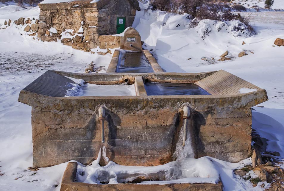 Fuente de la Canal nevada en Jabaloyas
