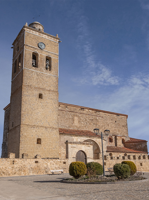 Fachada de la Iglesia de la Asunción en Jabaloyas (Teruel)