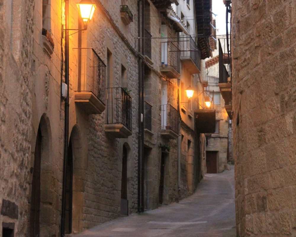 Calle al atardecer en Uncastillo, Zaragoza