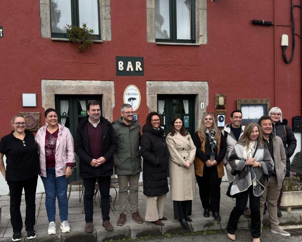 Consejo Asesor en la puerta de un restaurante de Salas EQUIPO CONSEJO ASESOR PUEBLOS MÁGICOS DE ESPAÑA