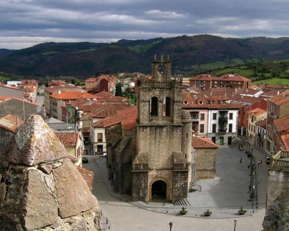 Vistas de la Colegiata de Santa maría la Mayor en Salas, Asturias