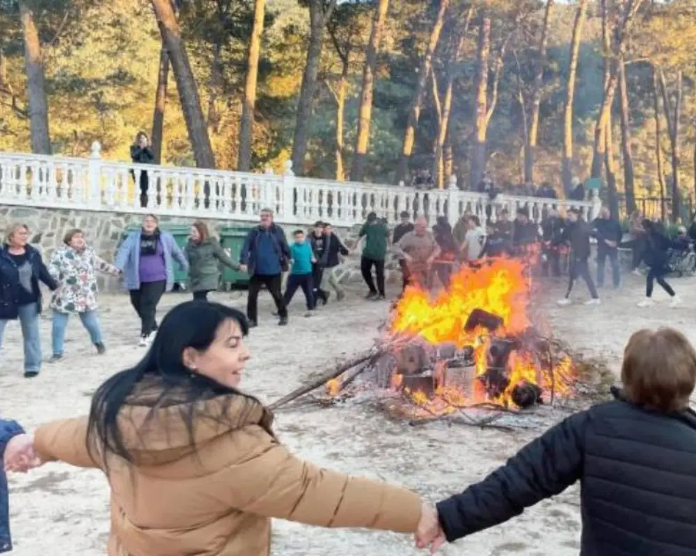 Celebrando las Hogueras de San Antonio en un Pueblo Mágico de España