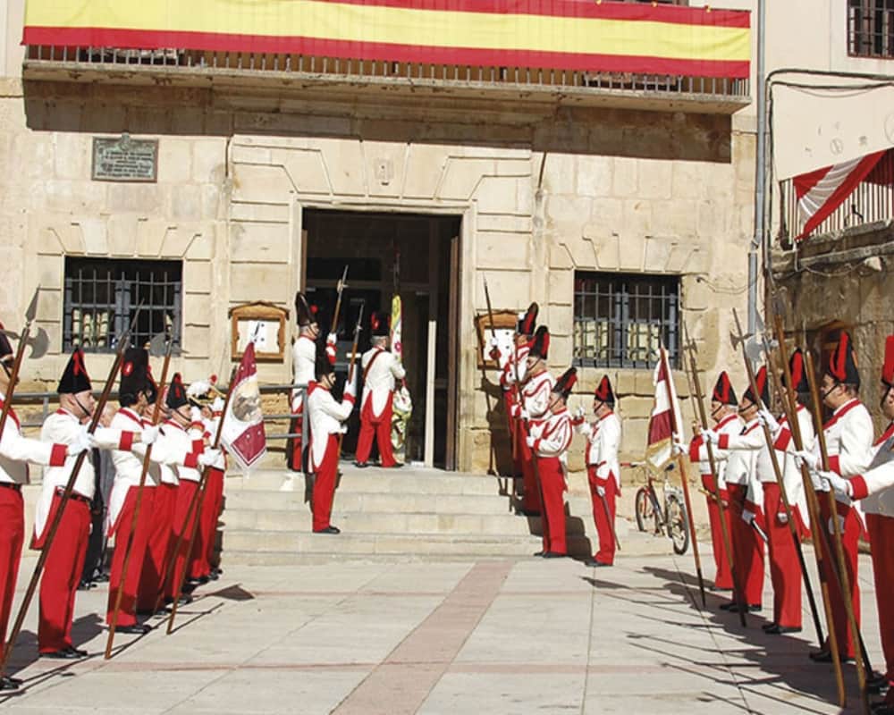  Los caballeros de la Cofradía Religioso-Militar del Carmen, escoltan la imagen de la Virgen del Carmen por las calles de Molina
