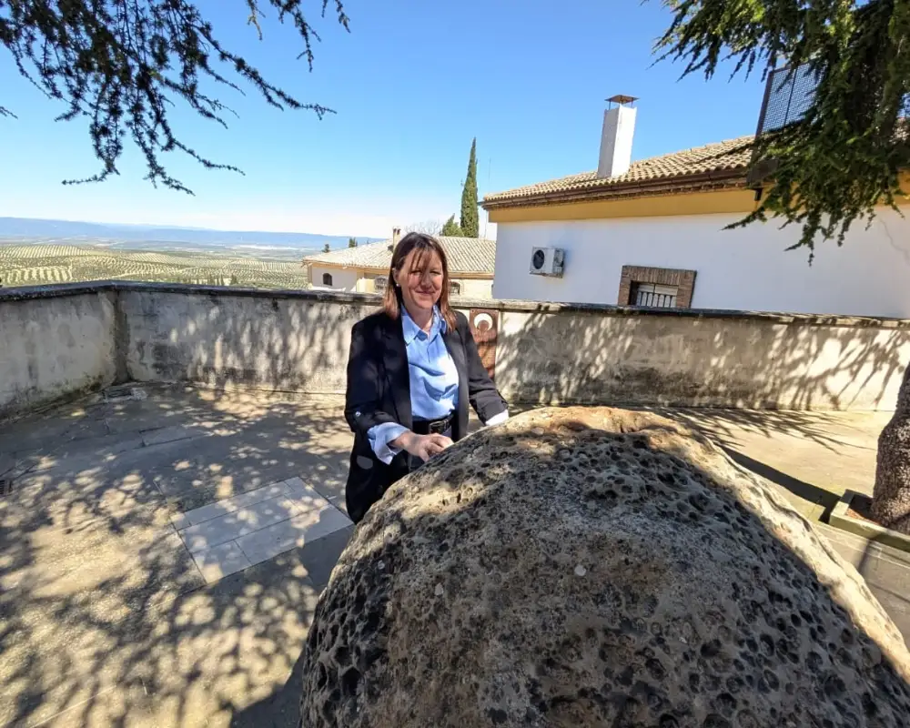 Noelia Guzmán Directora de Pueblos Mágicos de España en la Piedra de los deseos de Arjona