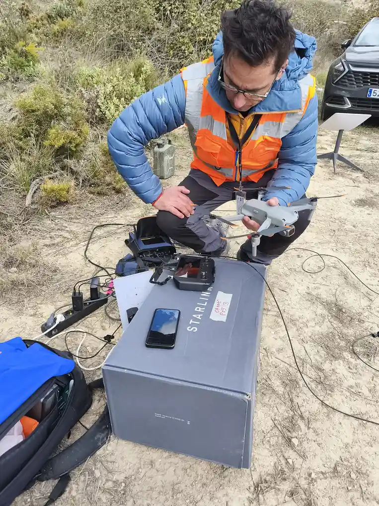 David Pardo preparando un dron antes de una filmación aérea
