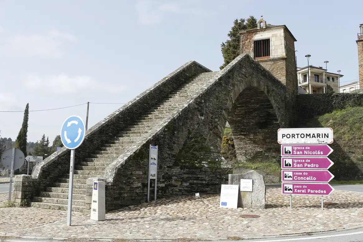 Escalinatas que conducen a la Capilla de las Nieves en Portomarín