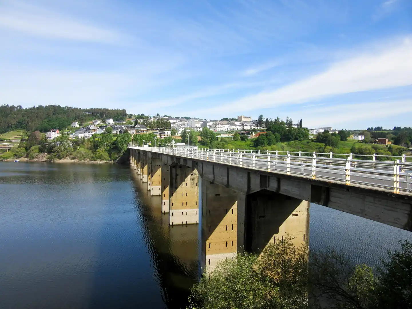 Puente sobre el río Miño a su paso por Portomarín