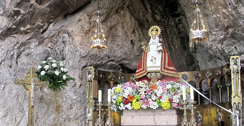 Altar con la imagen de la Santina y ofrendas florales en Covadonga