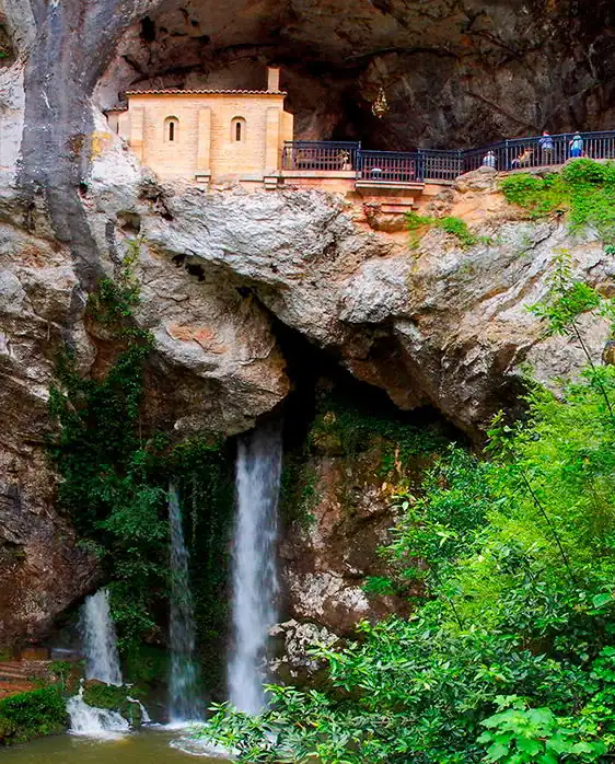 Santa Cueva de Covadonga sobre la cascada del Chorrón