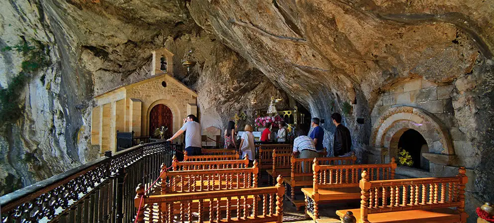 Visitantes reunidos ante la capilla de la Santa Cueva de Covadonga