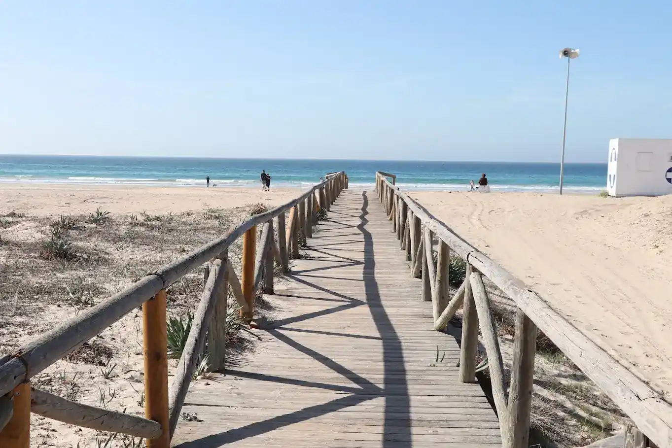 Pasarela de acceso a la playa Pasarela de madera que atraviesa la arena hasta la playa de Zahara