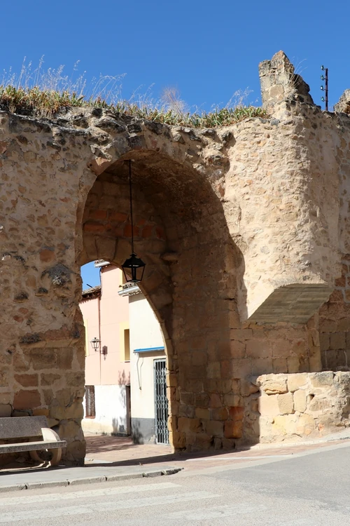 Arco de piedra conservado en el casco urbano de Buendía