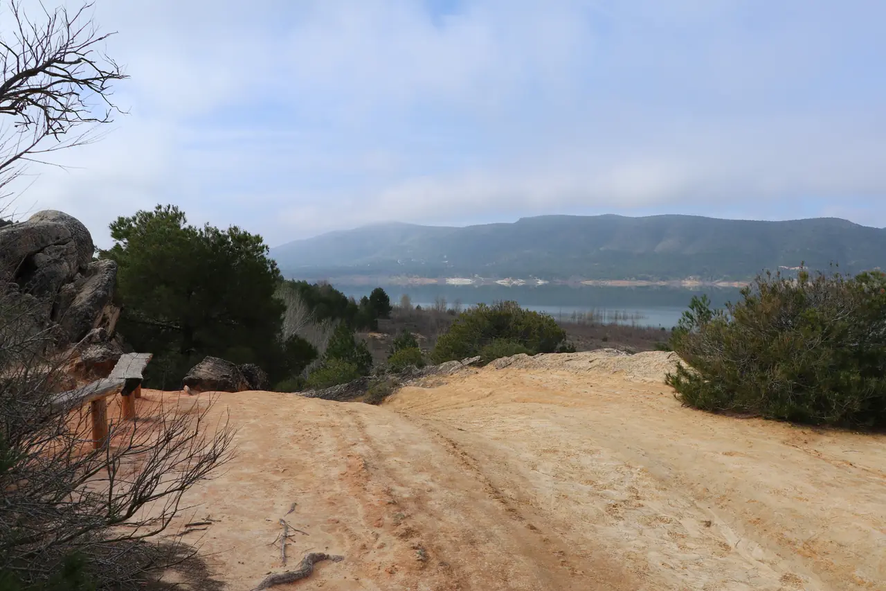 Suelo rocoso y vistas al embalse en la Ruta de las Caras de Buendía