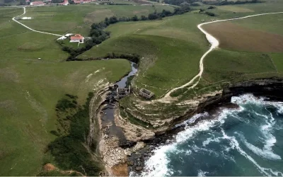 La costa de Alfoz de Lloredo: donde el agua cuenta la historia
