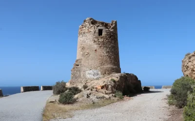 Qué ver en Castell de Ferro: castillo, torres y patrimonio junto al mar