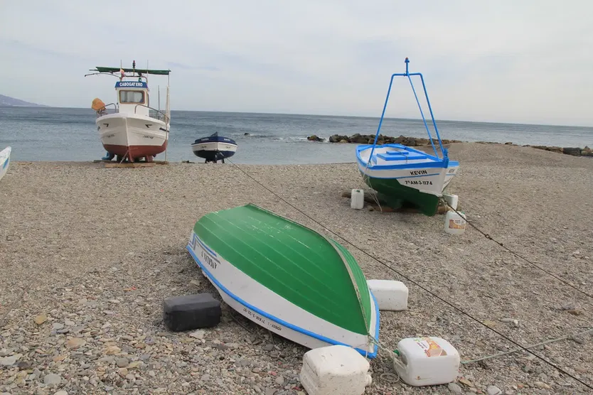 Barcas varadas en la playa