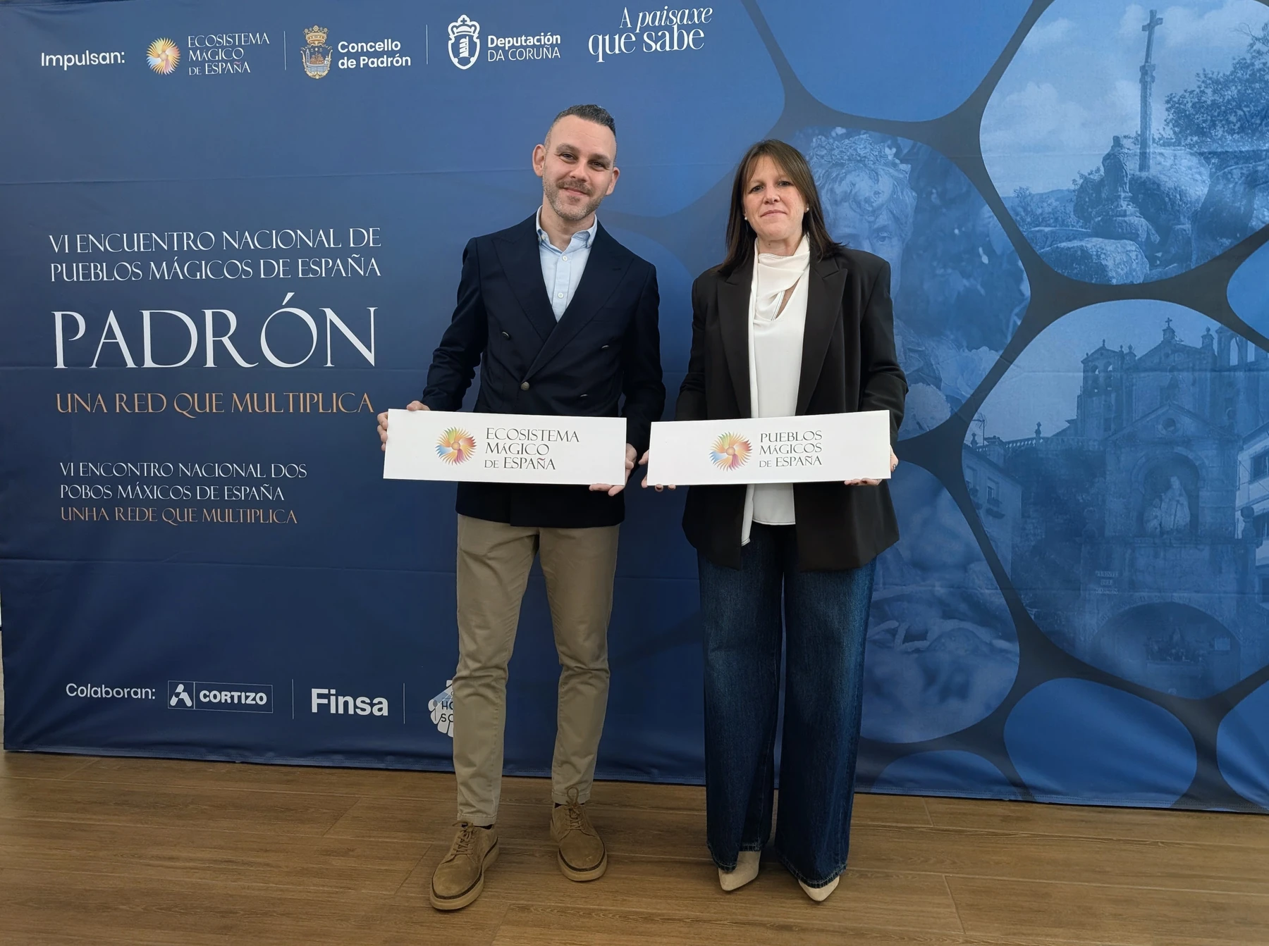 De Pueblos Mágicos de España al Ecosistema Mágico de España: Francisco Martín, presidente del Ecosistema Mágico de España, y Noelia Guzmán, directora de Pueblos Mágicos de España, representan esta evolución durante el encuentro de Padrón.