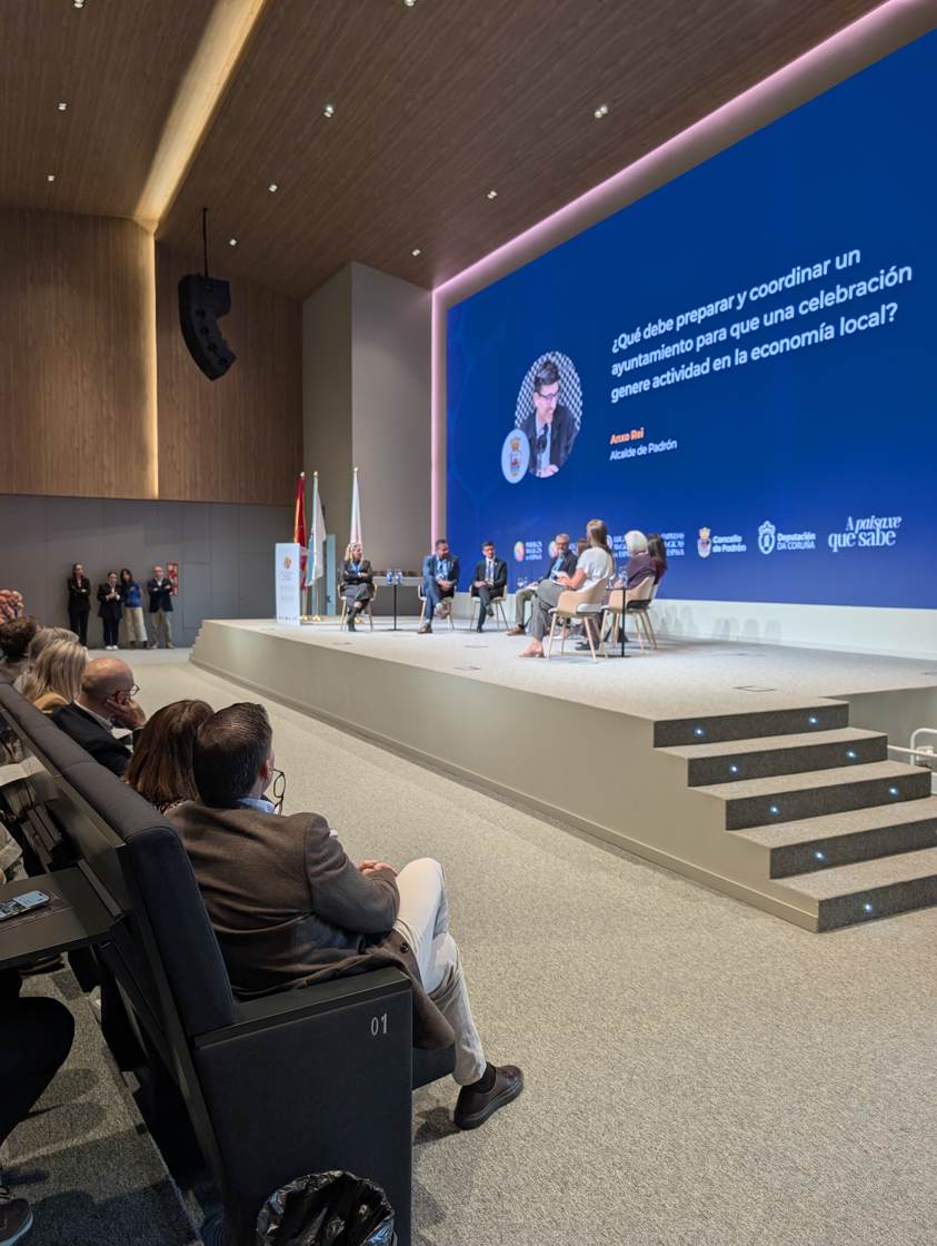 Vista de la mesa y del público durante la conversación sobre experiencias y territorio
