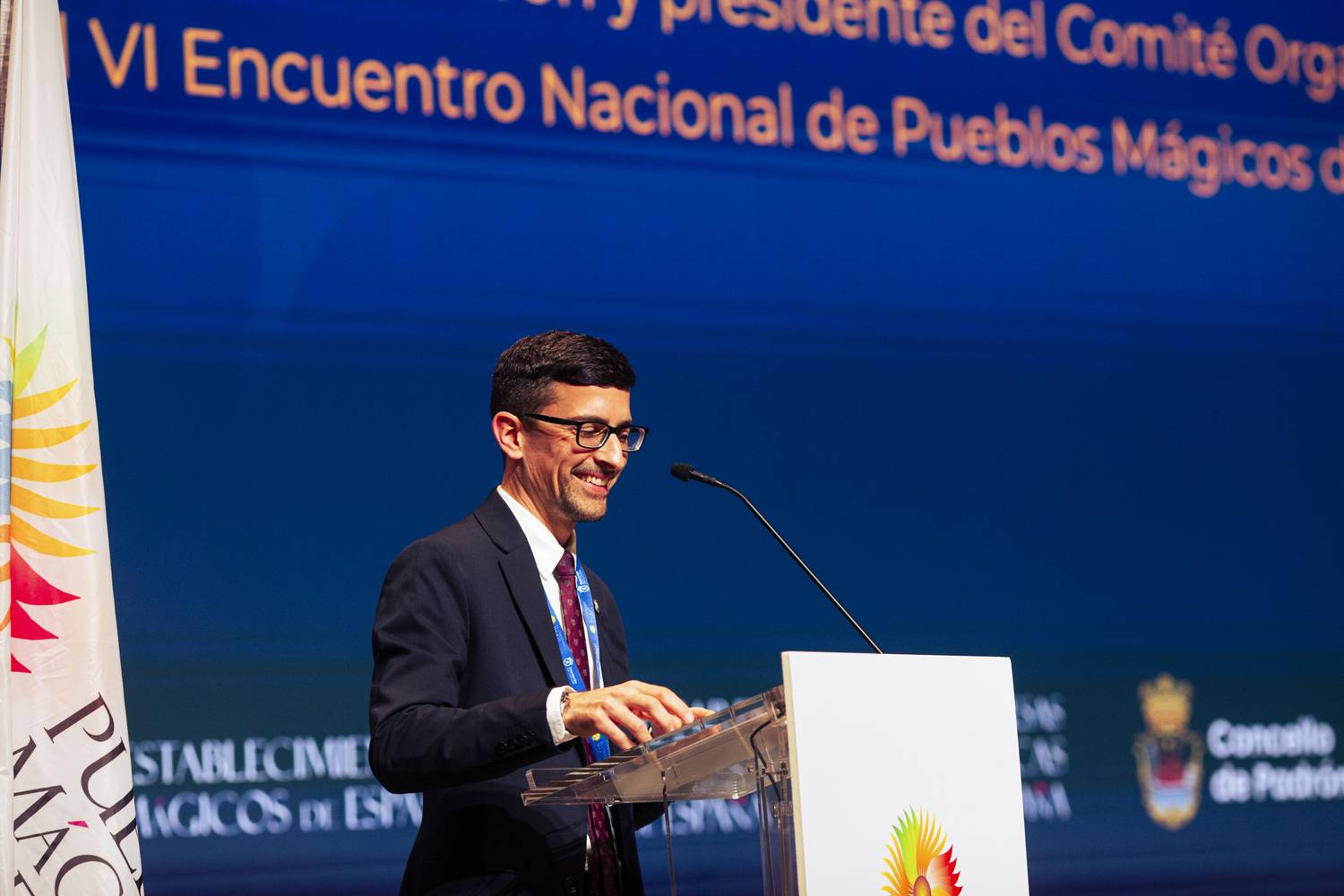 Anxo Rei Arca, alcalde de Padrón, interviene desde el atril en la apertura del VI Encuentro Nacional.