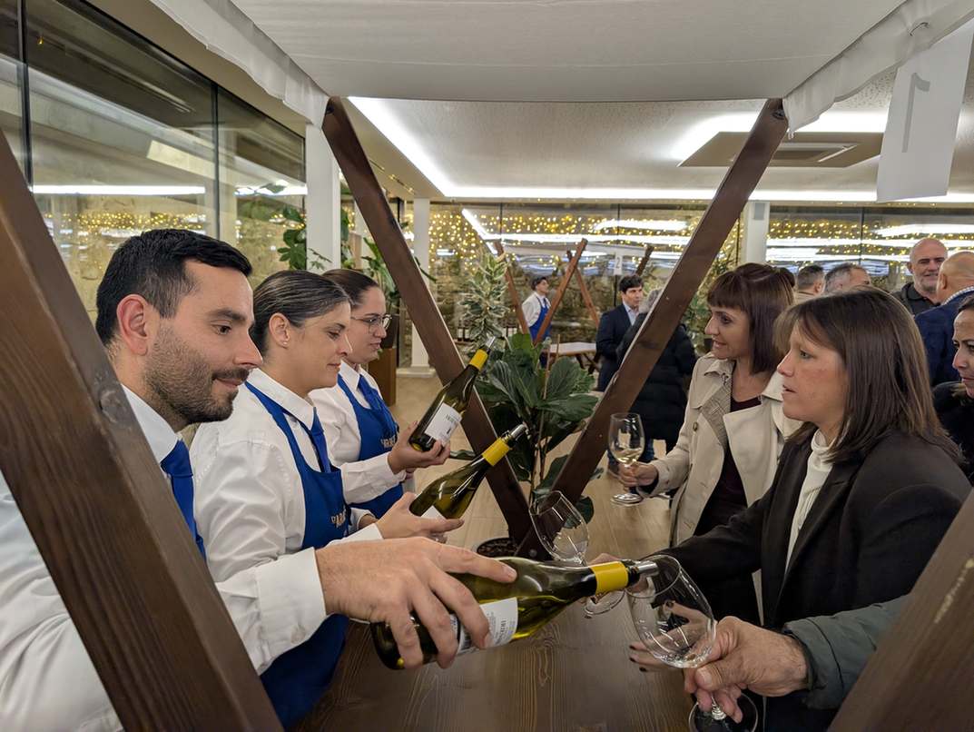 Degustación de vinos de Padrón durante la bienvenida del VI Encuentro Nacional.