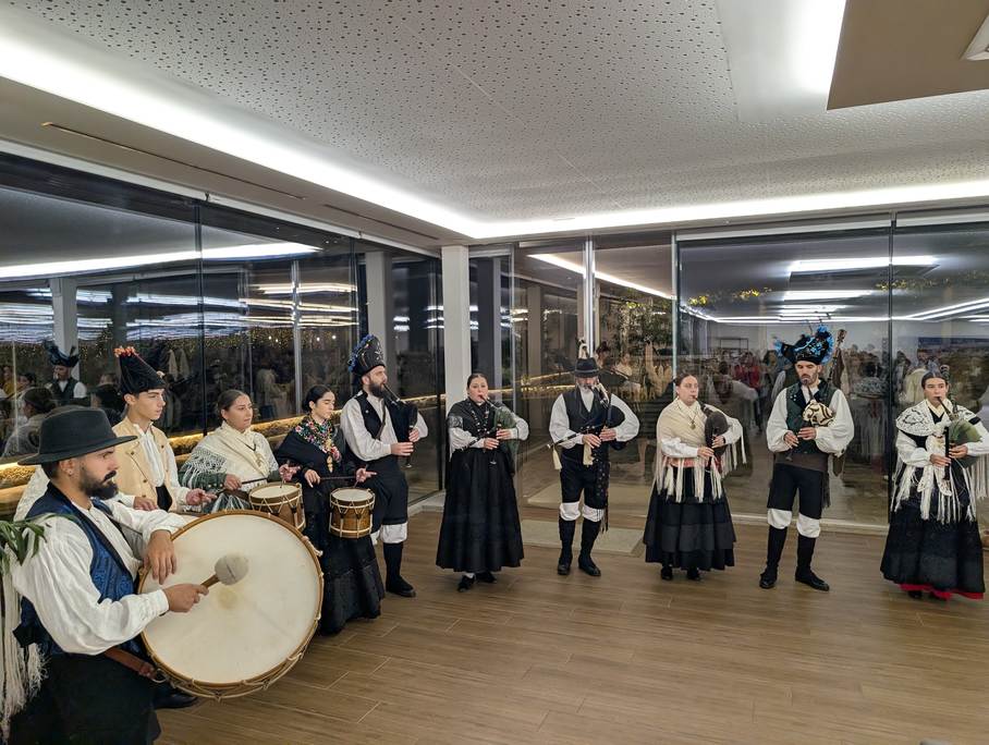 Actuación de música tradicional del grupo folclórico O Pedrón durante la bienvenida en el Pazo de Arretén.