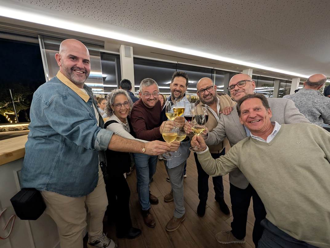 Brindis compartido entre representantes de establecimientos, creadores de contenido, ayuntamientos y miembros del Consejo en Padrón.