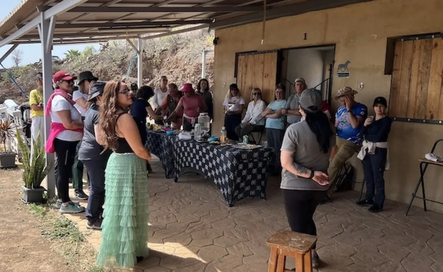 Personas reunidas junto a las cuadras de Riendas de Esperanza
